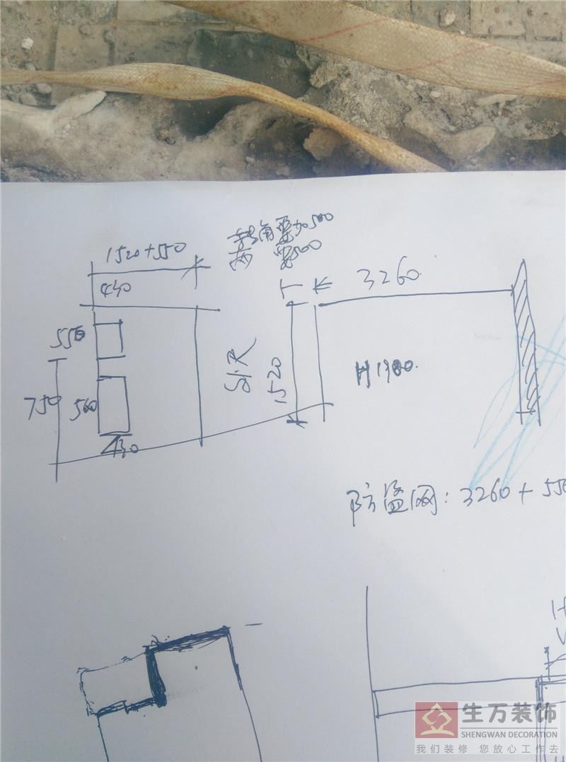 防盜網(wǎng)預留逃生窗口。