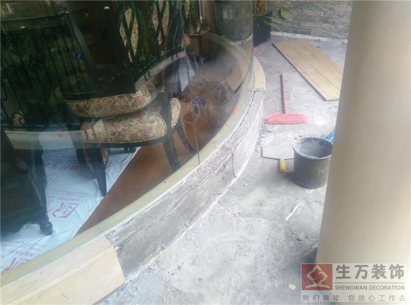 生活陽臺地磚重新鋪貼，窗臺邊鋪貼大理石重新修補工作。