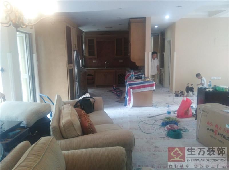 廚柜保護(hù)工作，廚房原有十多個天花筒燈，重新改裝一個LED 300*600的天花防水防潮LED燈具。