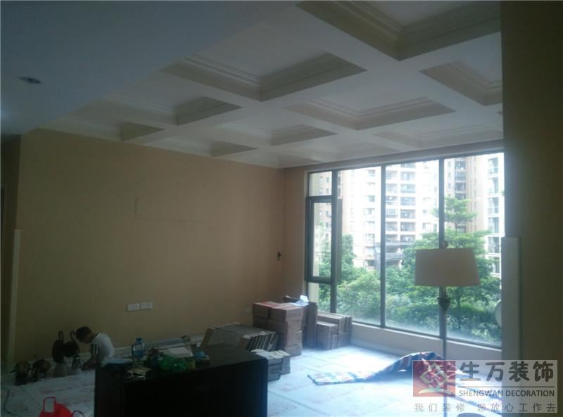 客廳天花造型，設(shè)計了九格天花造型，頂部重新安裝六個LED燈具。