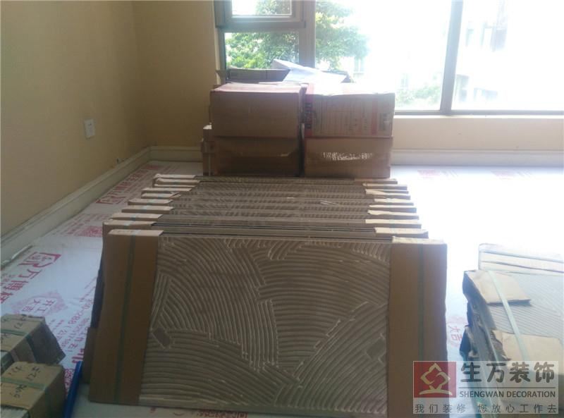 衛(wèi)生間地面全部鋪貼品牌歐式造型地磚，全部地磚用800*800地磚開鋸成2，鋪貼出來非常大氣。
