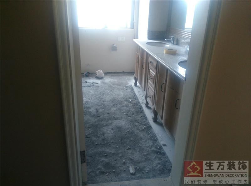 主人房衛(wèi)生間重新裝修，地面做地面找平，地面重新做防水處理，重新鋪貼造型地磚。