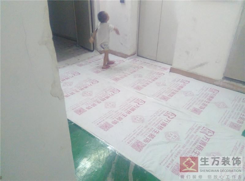 廣州裝修開工之前，先把貨梯外面的自流平地磚進(jìn)行保護(hù)，地面鋪貼專用地膜進(jìn)行保護(hù)起來，做好了全部的保護(hù)工作后，電梯才開始清運裝修垃圾。