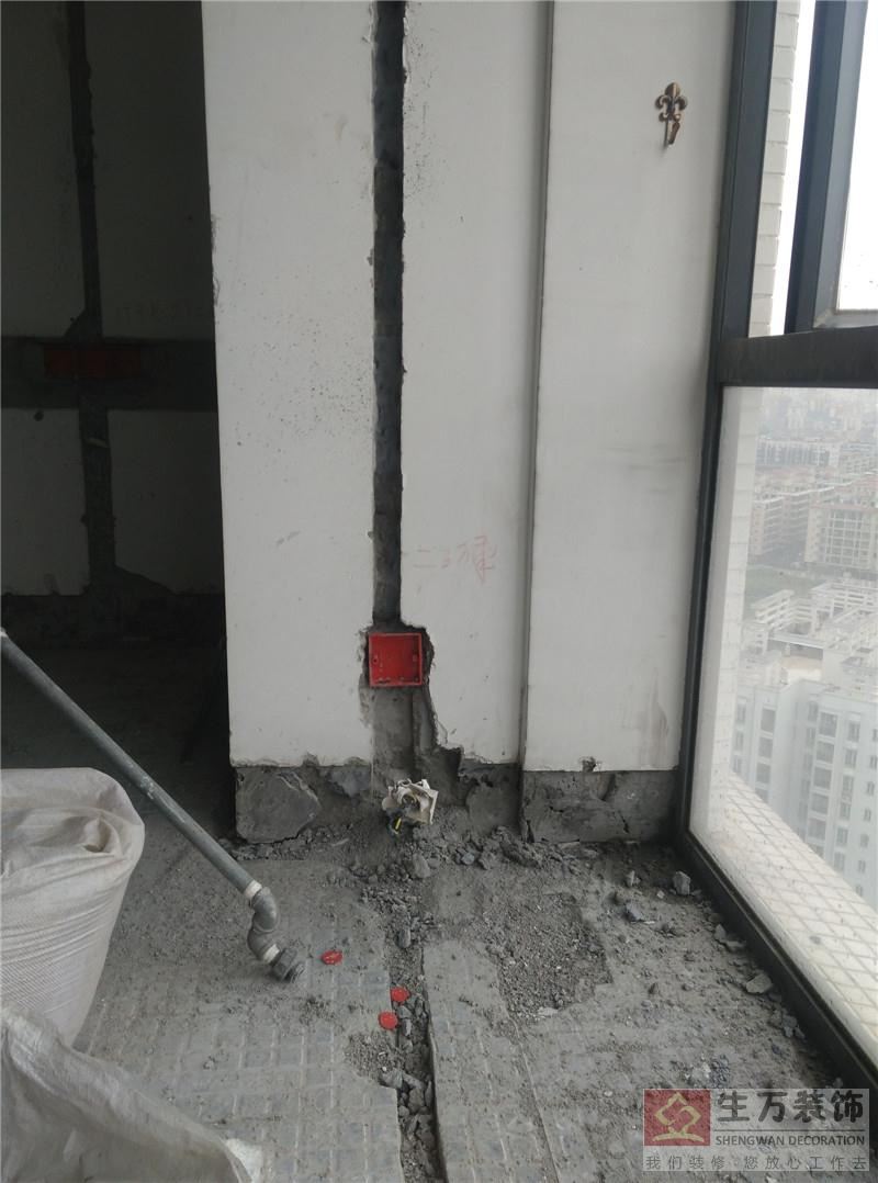 廣州裝修公司精裝修房裝修材料全部選購質(zhì)量最好，最新的電工材料，電工開槽的標(biāo)準(zhǔn)全部必須橫平豎直。