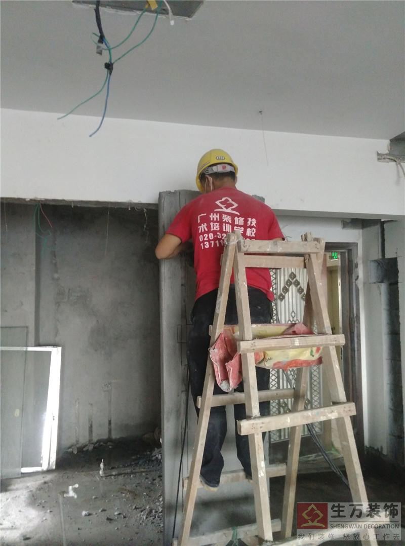  廣州裝修公司施工師傅全部著裝統(tǒng)一。