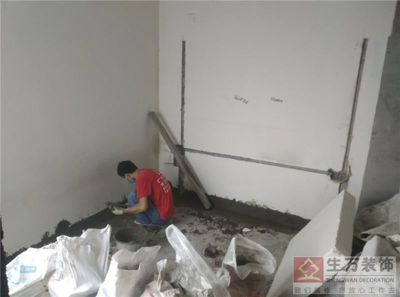 精裝修泥水師傅，由于房間全部鋪貼實(shí)木地板，室內(nèi)的結(jié)構(gòu)砌墻、廚衛(wèi)拆瓷磚墻面批好以后，針對以前的一些舊墻面全部做好修補(bǔ)工作。
