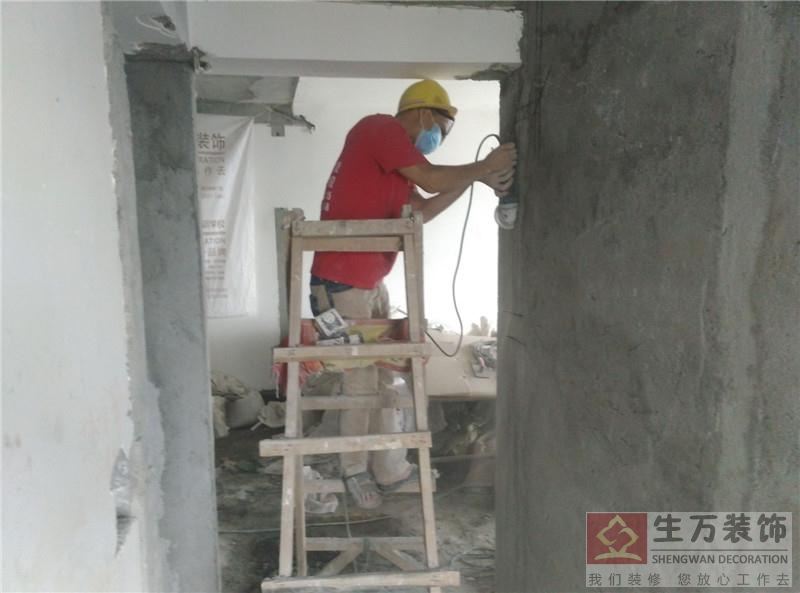 精裝修電工師傅安全使用打磨機(jī)砌線槽操作進(jìn)行線，使用打磨機(jī)的時(shí)候，速度一定要慢，電工才能保證砌割的線槽垂直、平整。