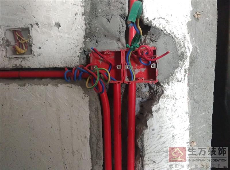 電工底盒與電線管道連接時，到底需不需加鎖頭連接，現(xiàn)在由廣州裝修公司_廣州裝修_廣州裝修設計_生萬精裝修裝飾公司為您解答：無論是否加鎖頭的工藝效果，電線管道必須與電工底盒緊密聯(lián)系在一起，電線管道進入電線底盒后不能超過2MM，1MM為宜，這種工藝眾多的裝修公司、水電工無法達到如此細致的水電安裝標準，產生問題的原因是：裝修業(yè)主、裝修監(jiān)理不懂得什么叫做標準藝，大部分水電工沒有注意大多的細節(jié)，所以他很難做到老板的職位，一直在干工，也是為了快，掙每天的錢，所以，沒有參加過生萬精裝修研究院的精裝修技術培或進修的水電工，只能說是普通的水電工而已，如果一個優(yōu)秀的精裝修水電工一直堅持做精裝修水電的標準工藝，兩三后一直是一名成功的裝修監(jiān)理或裝修老板。