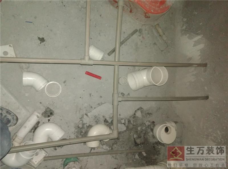  衛(wèi)生間安裝給水管時，一定要采用大一些的給水管，水管大，水壓才大，如洗澡時，才舒服。一般衛(wèi)生間、廚房、陽臺都要使用6分的水管。