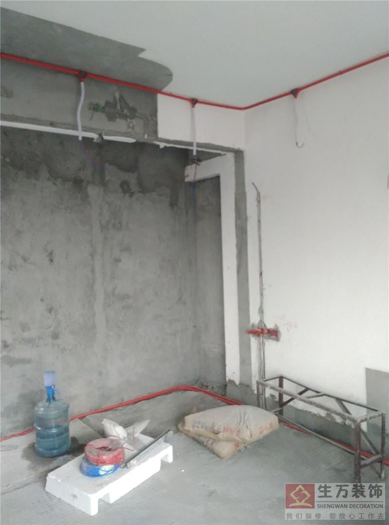 廣州裝修公司，廣州裝飾，廣州裝修設計，生萬精裝修裝飾公司提醒廣大裝修業(yè)主、很多中小型的裝修公司在安裝天花裝飾燈的時候，只是拉一組燈線，沒有很好的區(qū)分單獨每一組線，只是制作天花后，隨意拉線，天花頂?shù)碾娋€就像蜘蛛網一樣亂，精裝修水電工藝如同天花的標準。